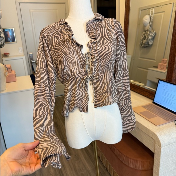 ShowPo dillie top in zebra size 6 or S zebra print tie front blouse brown - Picture 3 of 12